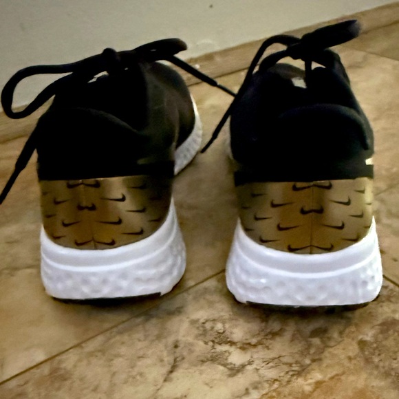 Nike Revolution 5 Premium Black Metallic Gold W - Picture 7 of 12